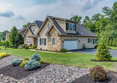 208 Pennbrook Ln, Dallas, PA 18612 - photo 2