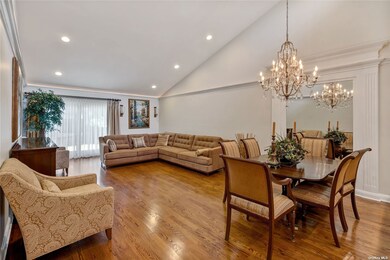 202 Hummingbird Rd, Manhasset, NY 11030 - photo 2