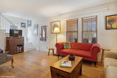 03_609SElmSt_10001_LivingRoom_HiRes
