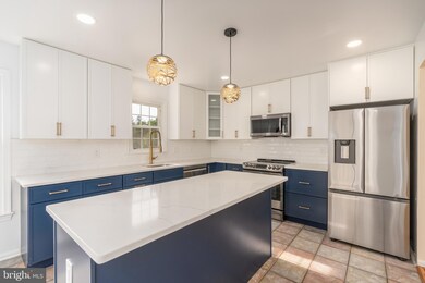 8010 Merry Oaks Ln, Vienna, VA 22182 - photo 4