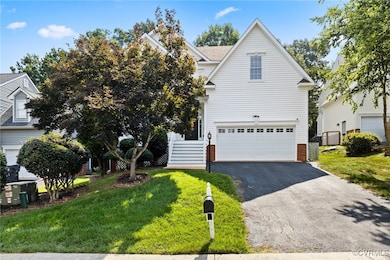 Traditional-style house featuring driveway, a gara