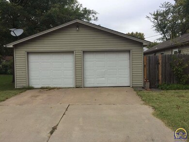 2321 SW Madeline Ln, Topeka, KS 66614 - photo 2