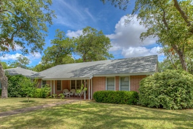 928 Bismark St, Seguin, TX 78155 - photo 3