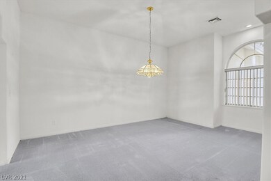 Large Dining for Family, Friends and Lots of Room