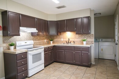 803 W Hutchinson St, Beeville, TX 78102 - photo 3