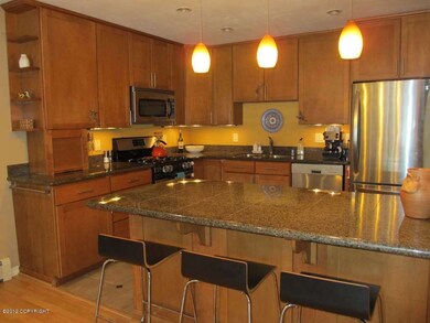 Open floor plan w/kitchen open to DR/LR