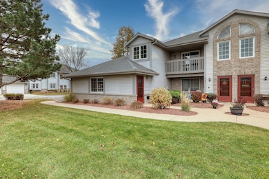 823 Quinlan Dr unit E, Pewaukee, WI 53072 - photo 2