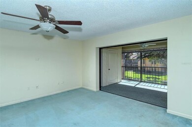 LR opens completely to the large lanai