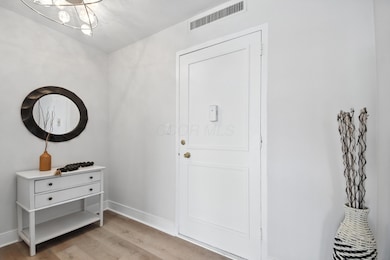 001_8a39239_M 1620 E Broad001