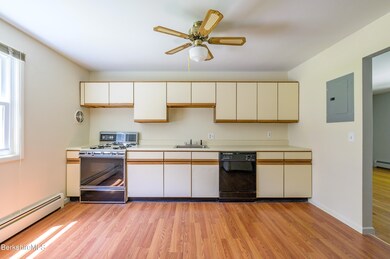 EAT-IN KITCHEN