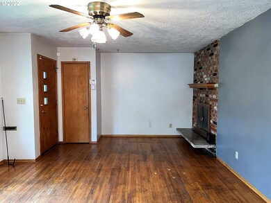 Living Room/Entrance