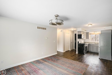 522 Hilldale Cir, Milford, MI 48381 - photo 5