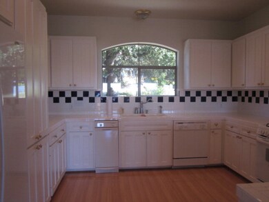 Kitchen: Bright large kitchen