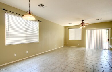 HalfMoon-FamilyRm-Dining-1