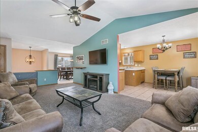 6522 Silvercreek Dr, Davenport, IA 52806 - photo 7