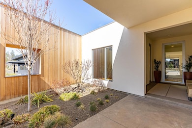 61913 Hosmer Lake Dr, Bend, OR 97702 - photo 4