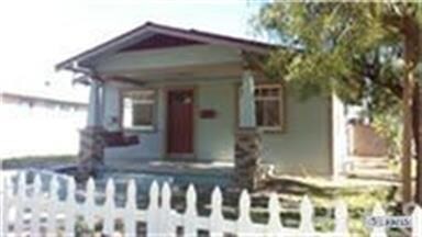 white picket fence curb appeal