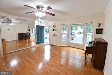 10611 Alison Dr, Burke, VA 22015 - photo 5