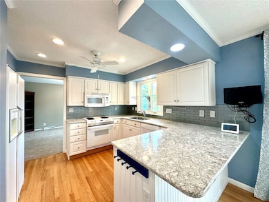 2445 Glass Rd NE, Cedar Rapids, IA 52402 - photo 2