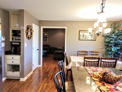 KITCHEN OFFICE SPACE TO THE LEFT