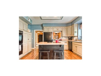 Double ovens and eat-at island