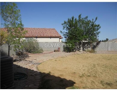 Yard/Garden. Huge Back Yard