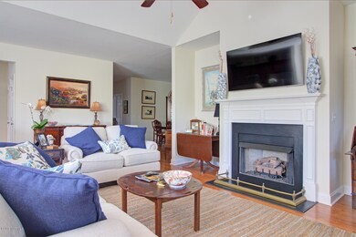 4169 Cambridge Cove Rd-large-005-9-Livin