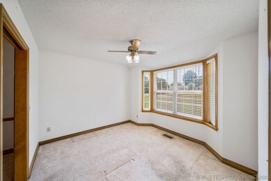 1014 N Douglas Dr, Claremore, OK 74017 - photo 6