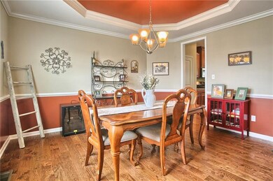 Formal dining with tray ceiling