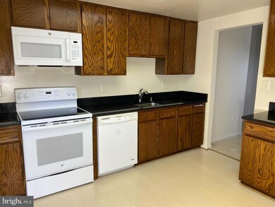 7938 Bethelen Woods Ln, Springfield, VA 22153 - photo 4