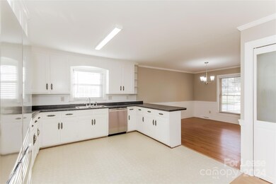 1821 Kenmore Dr, Statesville, NC 28625 - photo 4