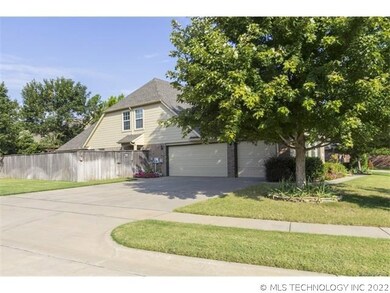 Here's a shot of the south side of home & the 3 ca