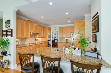 Nice breakfast bar in kitchen area