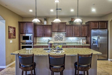 007_Beautiful Gourmet Kitchen