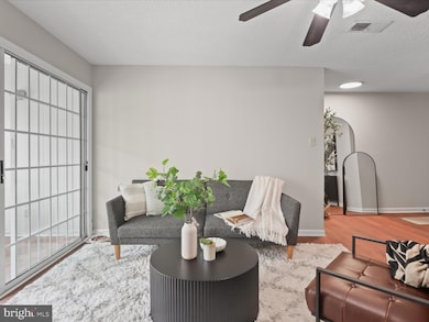 12105 Green Leaf Ct unit 201, Fairfax, VA 22033 - photo 5