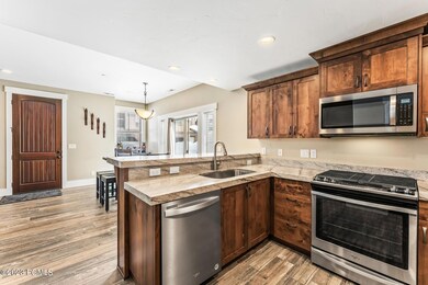 6_Kitchen--Dining_1800x1200_4016477