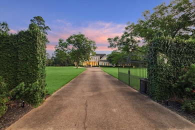 At the front of the drievway you are met by a stri