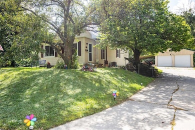 4108 SW 12th St, Des Moines, IA 50315 - photo 2