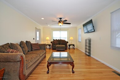 004_Living Room