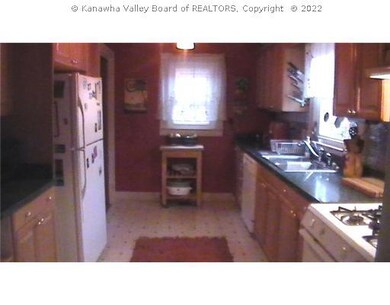 Kitchen. Inviting & efficient kitchen!