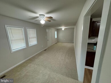 18312 Chestnut Dr, Triangle, VA 22172 - photo 4