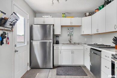 1761 W 54th St, Davenport, IA 52806 - photo 5