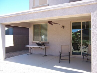 Large Covered Patio w Fan