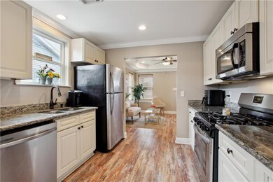 KITCHEN WITH STAINLESS APPLIANCE