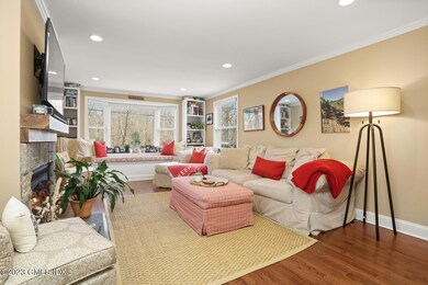 Living Room/Built-Ins