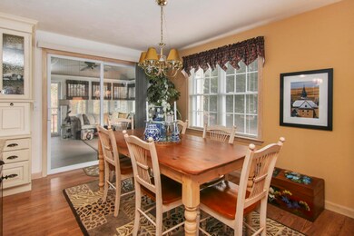 003-photo-dining-area-7928573