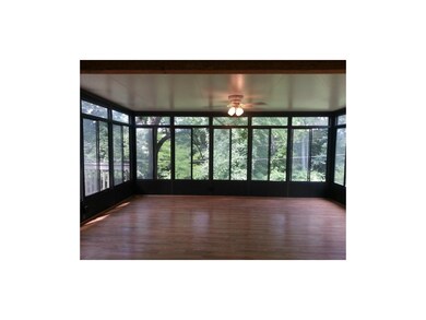 sun room w/deck to the left
