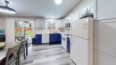 5 Kitchen to backyard.jpg