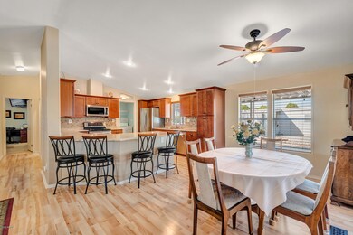 05 - Open concept dining room