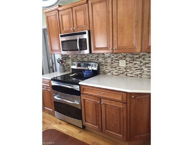 More detailed photo of cupboards and backsplash.